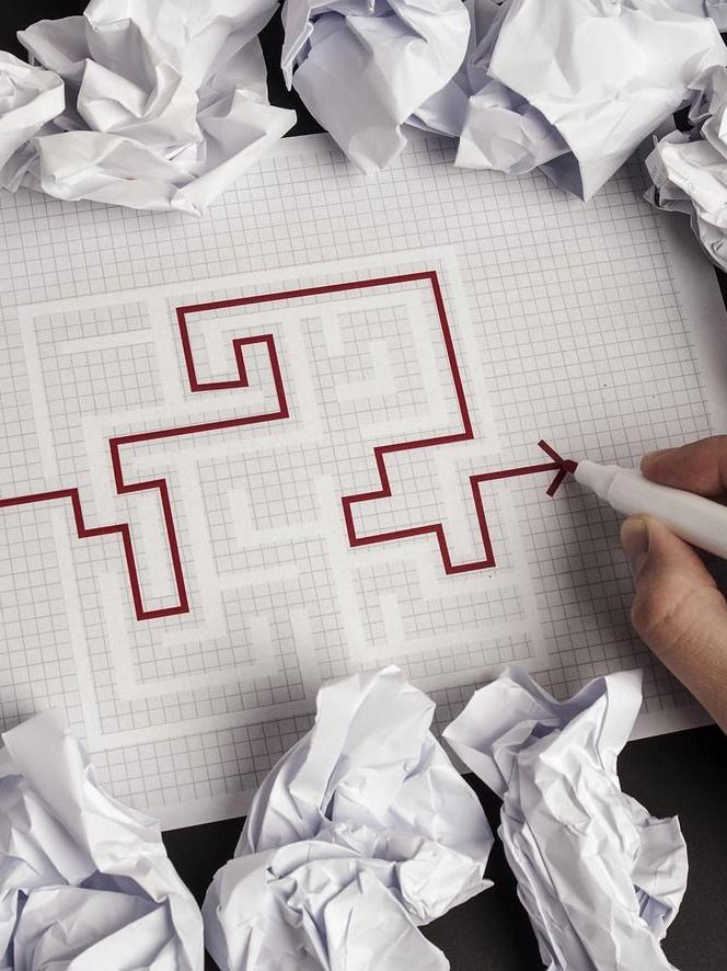 Labyrint auf Karopapier mit rotem Lösungsweg